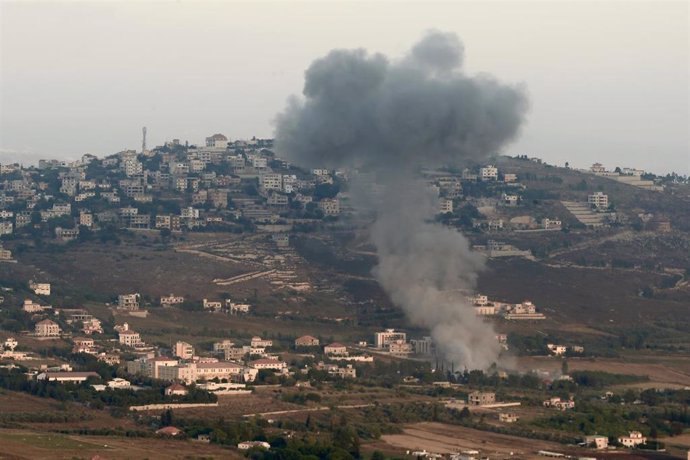 Smoke rises after Israeli army bombardment of the southern Lebanese town of Khiam (file)