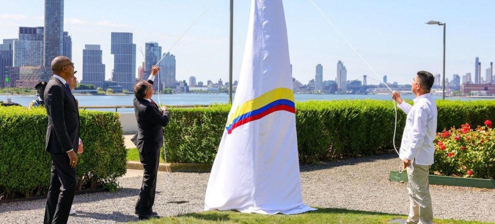 Colombian President Gustavo Petro (center) unveils the Kusikawsay monument, which symbolizes wisdom and life.