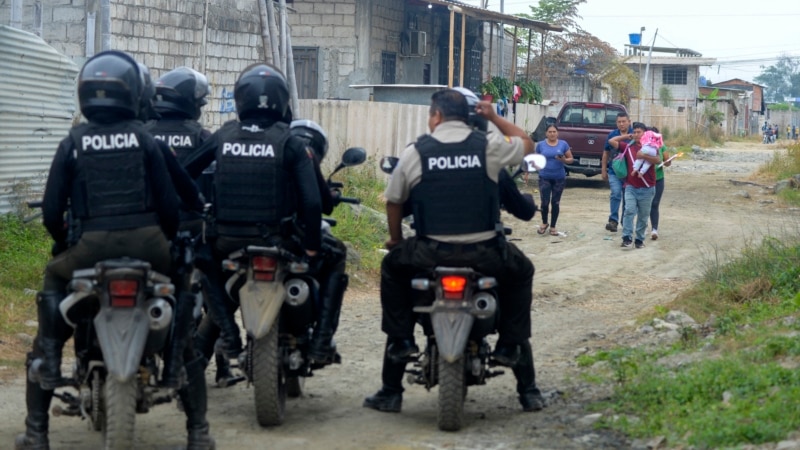 Large fire affects southern Ecuador