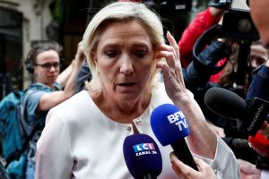 Le Pen accuses Macron of orchestrating "an administrative coup" before the legislative elections