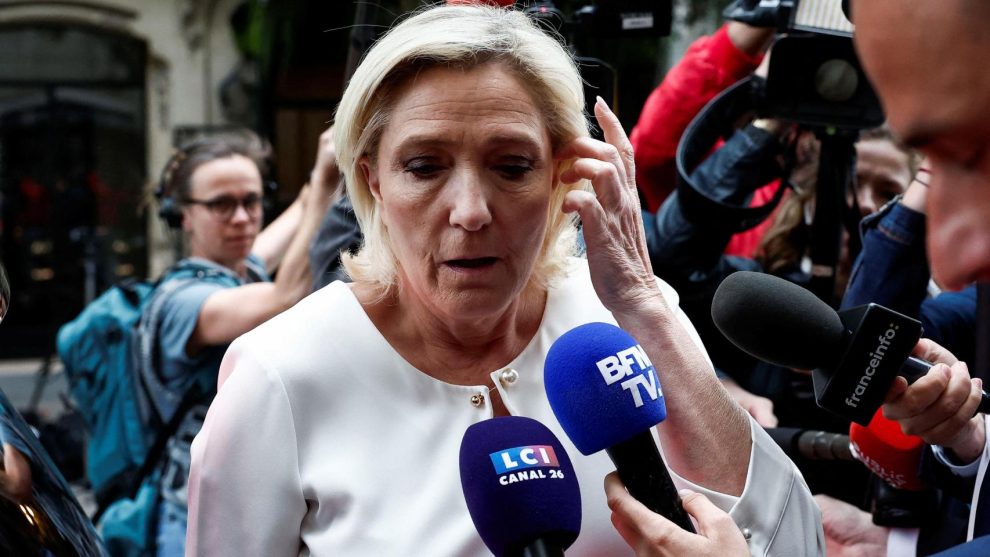 Le Pen accuses Macron of orchestrating "an administrative coup" before the legislative elections