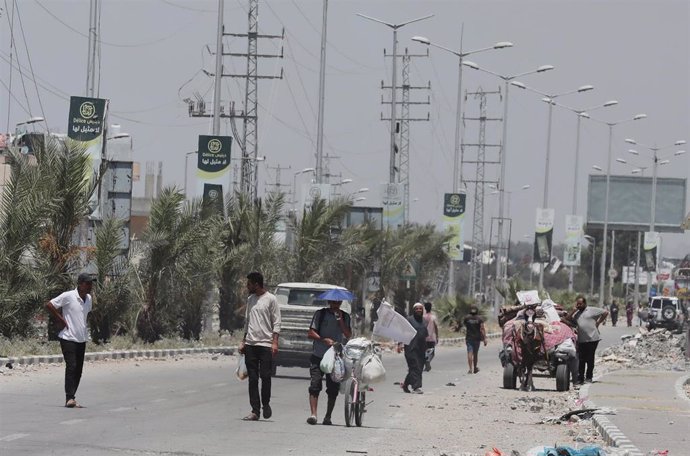 Displaced Palestinians flee Gaza City after latest attacks in the area