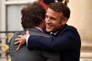 Macron greets Milei with a hug at the Elysee Palace to put the controversies between the two countries behind him