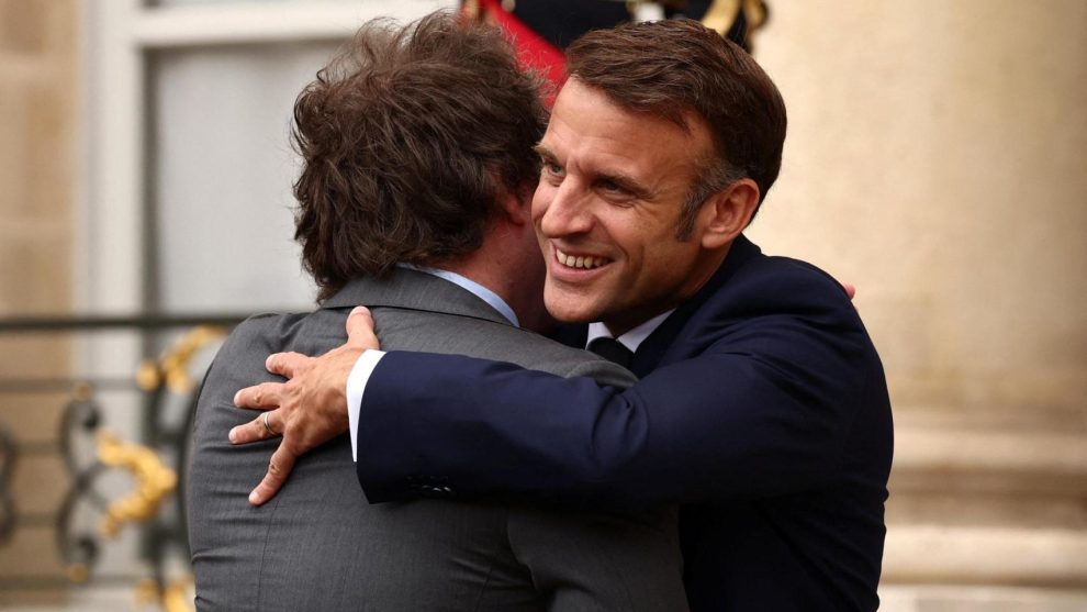 Macron greets Milei with a hug at the Elysee Palace to put the controversies between the two countries behind him