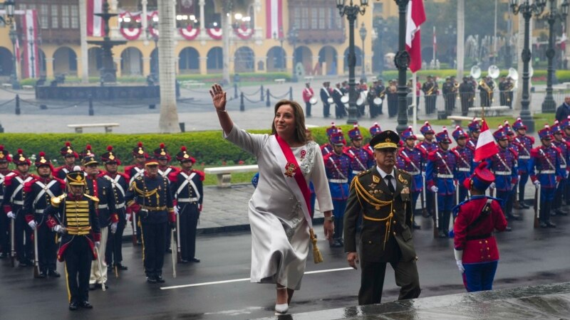 On national day, Peruvian president gives a report to a half-empty Congress and street protests