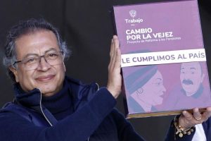 President Gustavo Petro signs and sanctions the pension