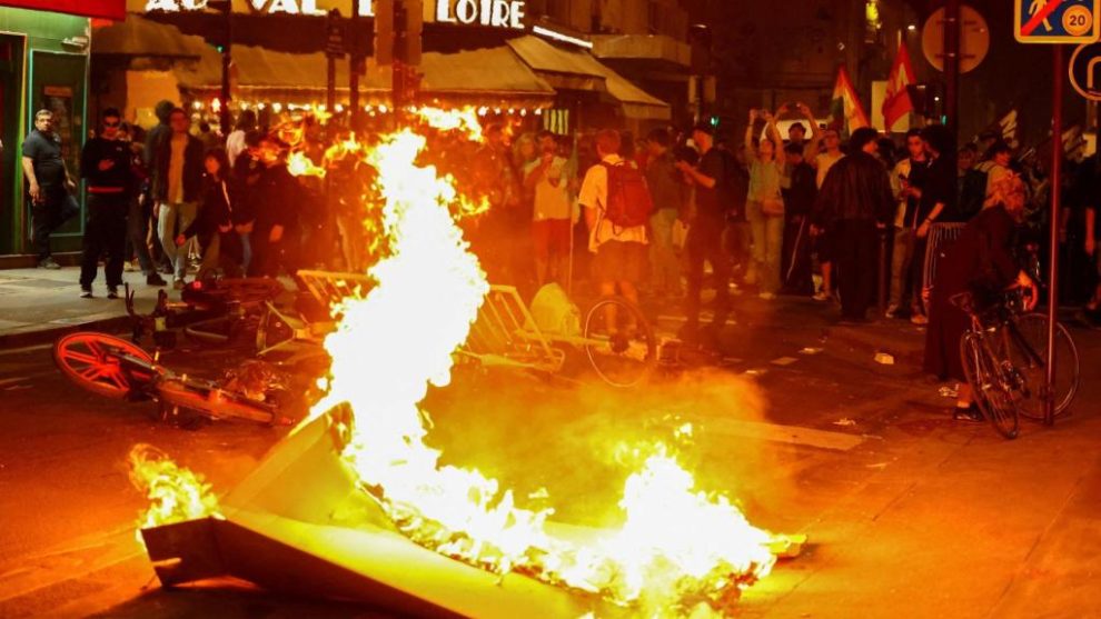 Burning of objects in the final stages of the demonstration in the streets of Paris