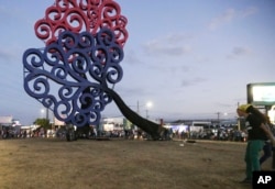 Anti-government protesters tear down a "Tree of Life"a symbol associated with the government of President Daniel Ortega, at the Jean Paul Jennie roundabout in Managua, Nicaragua, Saturday, April 21, 2018. (AP Photo/Alfredo Zuniga)