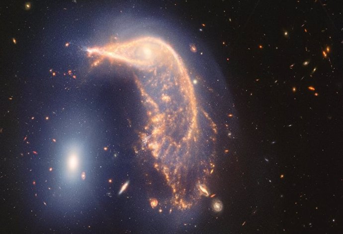 Interacting galaxy duo Arp 142