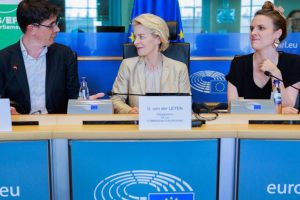 Ursula von der Leyen, with the two co-presidents of the Greens, Bas Eickhout and Terry Reintke, during their meeting last Wednesday