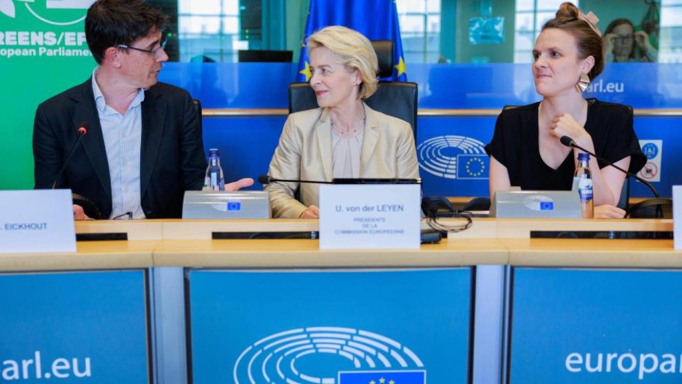 Ursula von der Leyen, with the two co-presidents of the Greens, Bas Eickhout and Terry Reintke, during their meeting last Wednesday