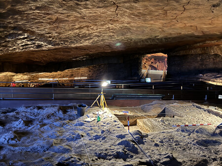 Entrance to the Neocave that recreates the original entrance | Image: Xataka