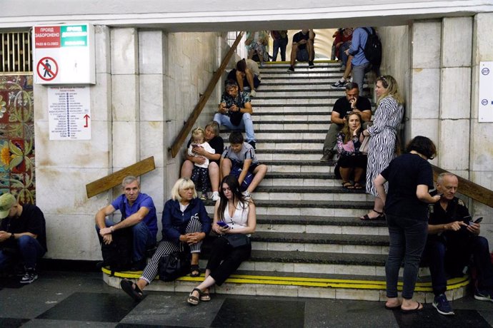 Ukrainian civilians take refuge in kyiv metro due to risk of Russian attacks