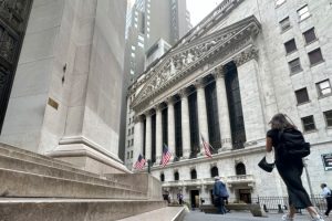 New York Stock Exchange closes with strong gains after Powell's comments