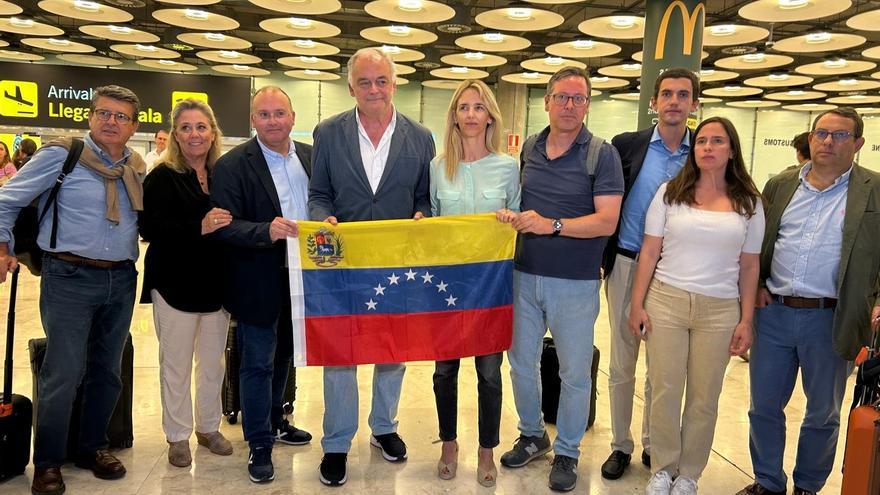 The trip to Venezuela of the two PP senators who knew they were going to be "inadmissible" cost the Senate 9,178 euros