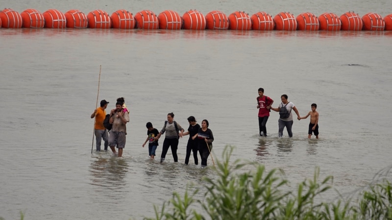 Texas floating barrier on Rio Grande can stay for now, appeals court rules