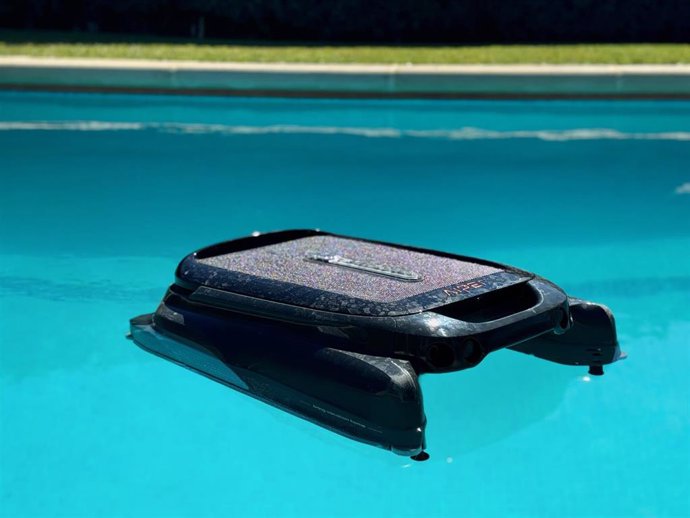 Aiper Surfer S1 robot for cleaning the surface of swimming pools