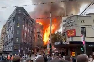 E 1398184 - Huge fire in Sydney forces evacuation of hundreds of people