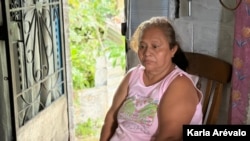 Marina Navas lives in La Campanera, one of the most dangerous neighborhoods in El Salvador two years ago. She is 64 years old. Photograph by Karla Arévalo / VOA.