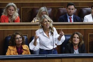 Second Vice President and Minister of Labor Yolanda Díaz (c) speaks at the government control session held this Wednesday in Congress.