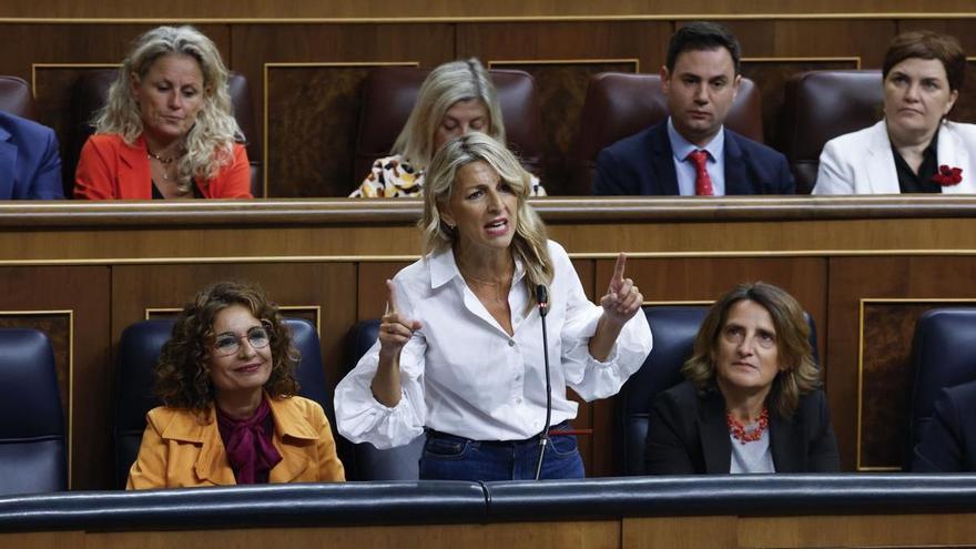 Second Vice President and Minister of Labor Yolanda Díaz (c) speaks at the government control session held this Wednesday in Congress.