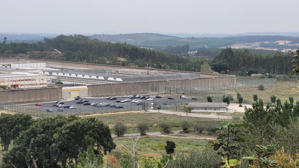 Five prisoners have escaped from a prison near Lisbon using a ladder to get over the wall