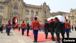 The President of the Republic, Dina Ercilia Boluarte Zegarra, received the funeral procession of former Head of State, Alberto Fujimori. [Cortesía Presidencia del Perú]