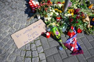 Flowers, candles and tributes near the site of the stabbings that left three dead and eight injured on August 24, 2024 in Solingen, Germany. Courtesy: Sascha Schuermann/Getty Images