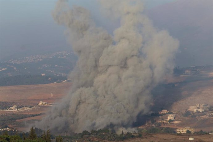 Column of smoke after a bombardment by the Israeli Army against the town of Mashghara, in Lebanon (file)