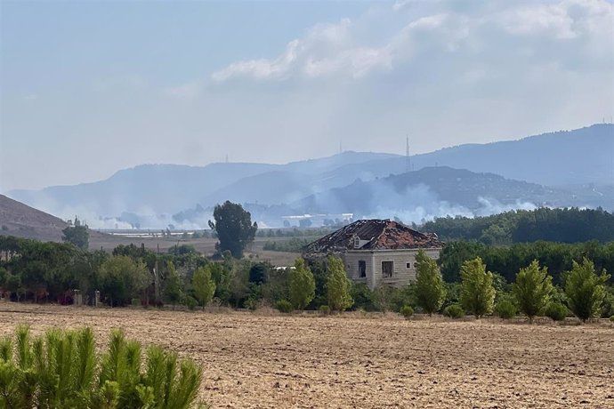 Column of smoke following an Israeli army bombardment of the town of Marjayoun in southern Lebanon (file)