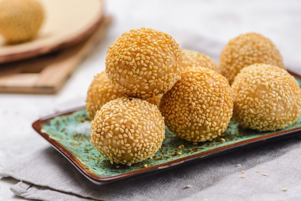 Learn how to prepare sesame balls: crunchy texture and sweet filling