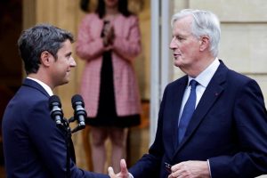 Michel Barnier and Gabriel Attal, during the staging of the transfer of powers.