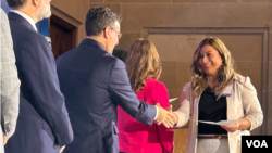 Salvadoran immigrant Maria Hernandez receives her certificate of citizenship at a special ceremony at the U.S. Chamber of Commerce Foundation headquarters on September 17, 2024. [Foto: Tomás Guevara / VOA]