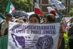 Protesters against judicial reform demand that the president of Mexico "respect democracy"