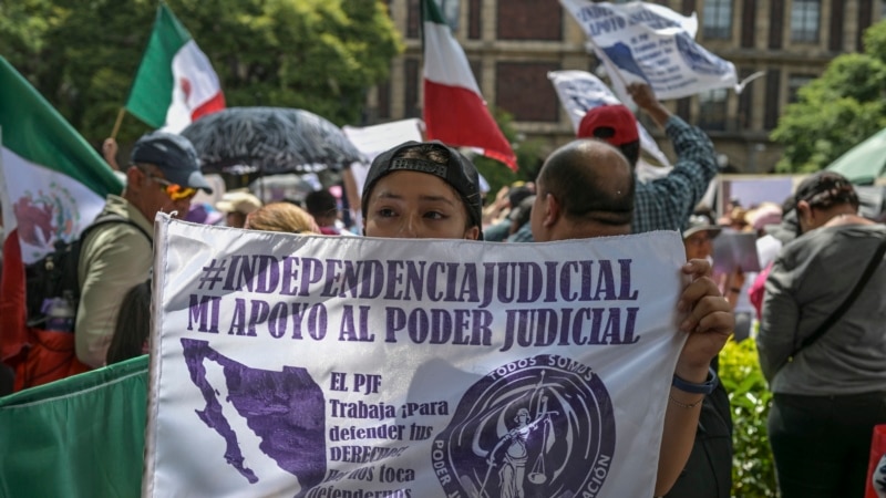 Protesters against judicial reform demand that the president of Mexico "respect democracy"