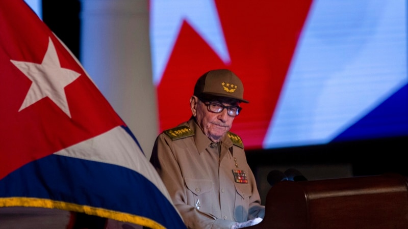 Raúl Castro reappears in public to greet the president of Vietnam on an official visit to Cuba