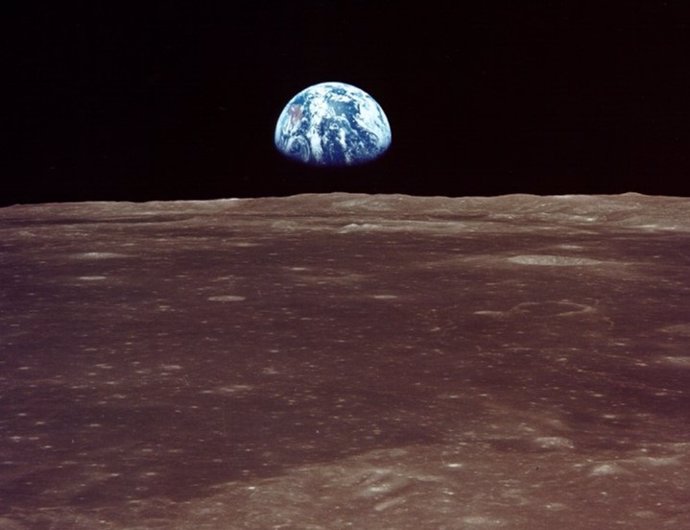 Image of Earth from lunar orbit