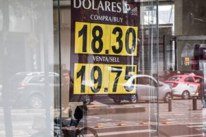 The dollar closes below 20 pesos due to fears over judicial reform