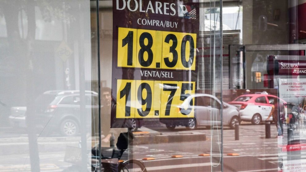 The dollar closes below 20 pesos due to fears over judicial reform