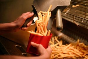 E 1690979 - Restaurants offer discounts to attract fast food customers