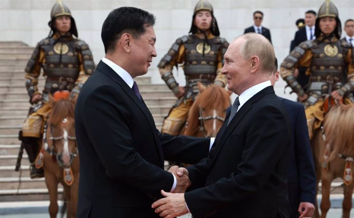 The presidents of Mongolia, Ujnaagiin Jurelsuj, and Russia, Vladimir Putin.