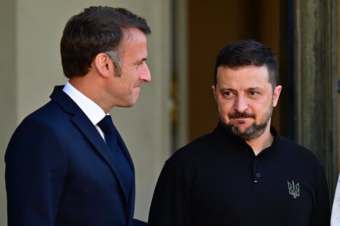 File - French President Emmanuel Macron (left) and his Ukrainian counterpart Volodymyr Zelensky (right)