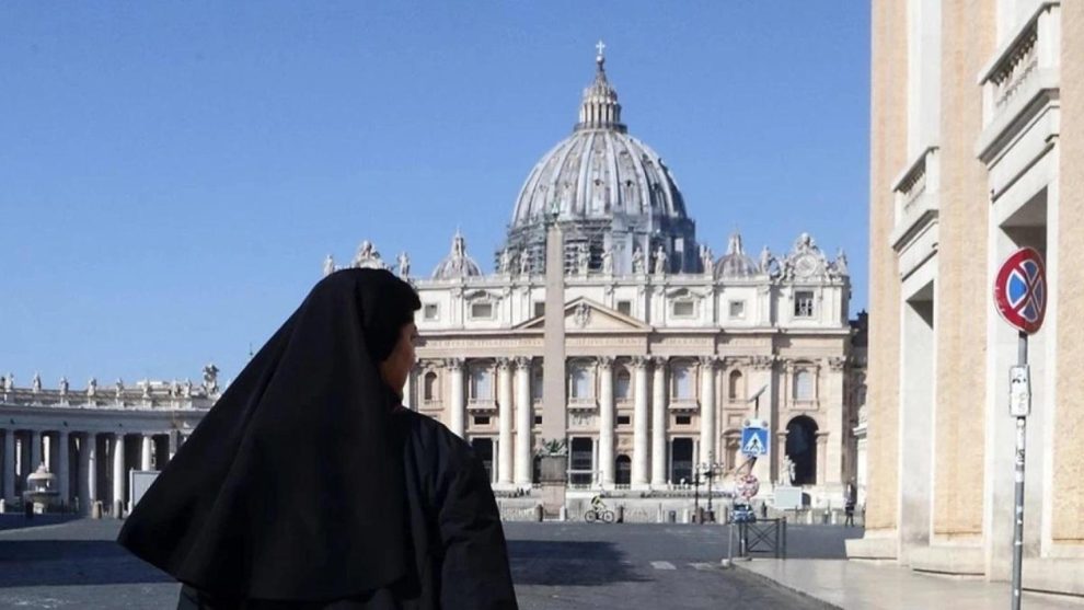 A nun arrested in Italy after stealing jewelry and gold objects donated by the faithful worth about 80,000 euros