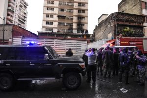 Security forces search a nearby building after a drone loaded with explosives detonated during a speech by Venezuelan President Nicolás Maduro in Caracas on August 4, 2018.