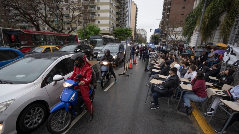 Argentine universities pressure Milei with more protests and classes in the streets