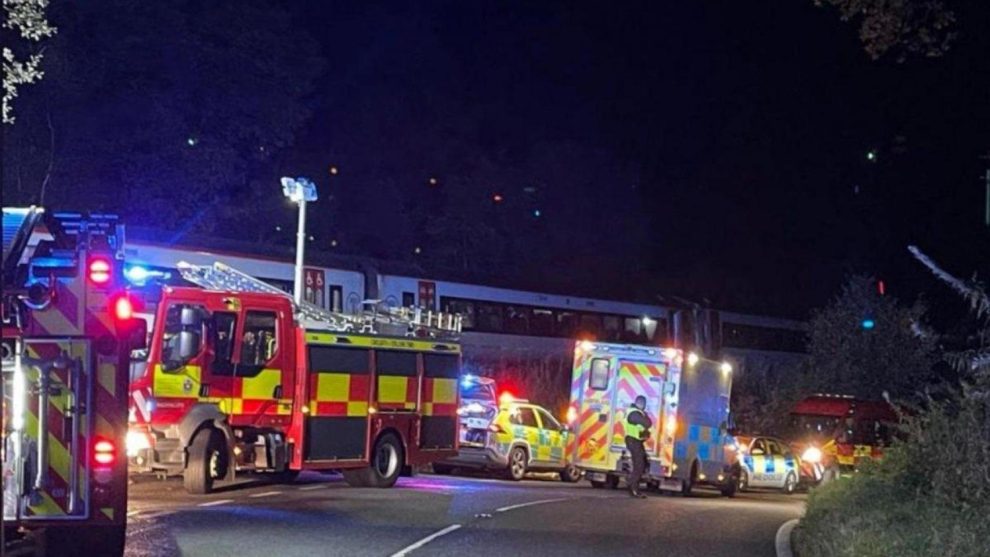 At least one dead and 15 slightly injured in the collision of two trains in Wales