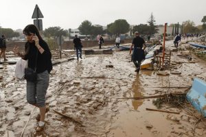 Valencia, devastated by a 'tsunami', wonders why: "I was drinking water in the car when the alert came"