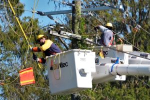 Governor praises recovery efforts after Hurricane Milton; floodwaters continue to rise in Florida