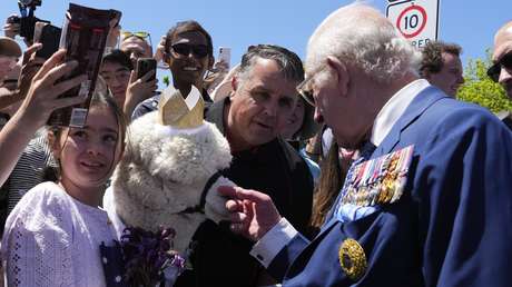 An alpaca sneezes on King Charles III in Australia (VIDEO)