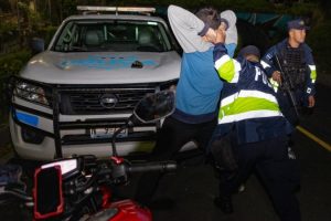 Military and police chase gang members in a populous neighborhood of El Salvador